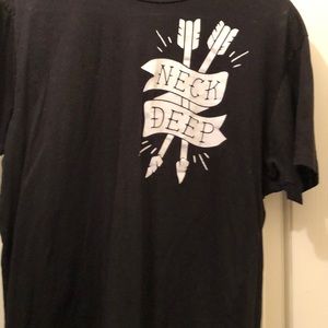 Neck deep tee